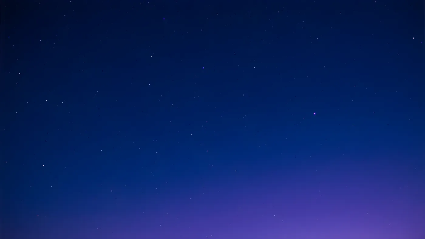 Cielo nocturno azul profundo con estrellas pequeñas y un degradado violeta en el horizonte